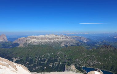 Marmolada 'nın tepesinden 3000 metre yükseklikteki Sass Pordoi Dağı ve buzuluna doğru inanılmaz nefes kesici bir manzara.