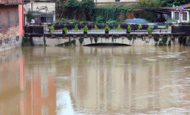 İtalya 'nın kuzeyindeki Vicenza kentindeki Retrone Nehri üzerindeki tarihi Ponte San Paolo köprüsü, iklim değişikliğinin yol açtığı şiddetli yağmurlar sonrasında meydana gelen sel felaketi sırasında gerçekleşti.