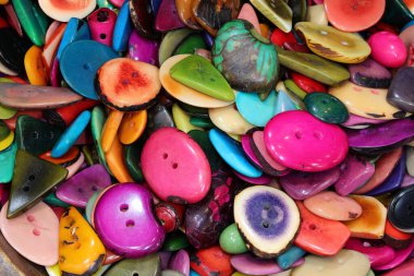 Bitkisel fildişinden yapılmış pek çok renkli düğme ayrıca tagua fındığı olarak da bilinir.