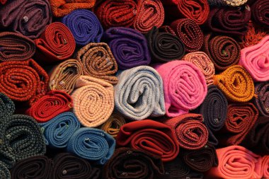 Birçok renkli pamuklu iplik ruloları, el yapımı ve dikiş işleri için özel bir zanaat malzemeleri mağazasında satılıktır.