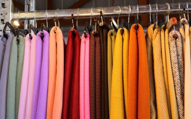 Birçok iyi kumaş ve tekstil, esnaf terzileri için malzeme satan bir mağazada satışta.