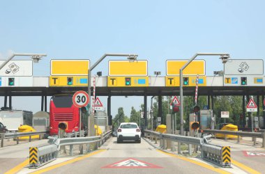 Üstat, VE, İtalya - 9 Temmuz 2024: Elektronik radar ile ödeme için tercihli karayolu şeridi