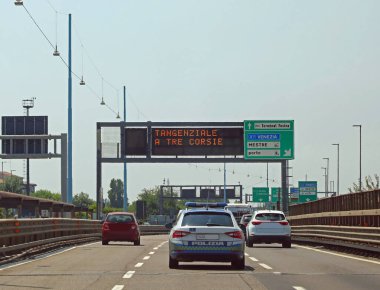 Üstat, VE, İtalya - 9 Temmuz 2024: İtalyan otoyolunda polis arabası