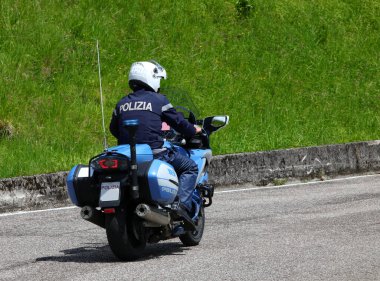 Treviso, TV, İtalya - 25 Mayıs 2024: İtalyan polis motosikleti ve yolda polis