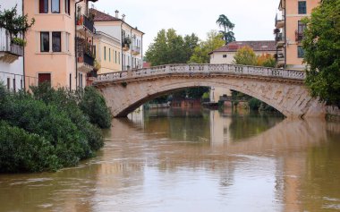 İklim değişikliğinden kaynaklanan sağanak yağış sonrasında İtalya 'nın kuzeyinde Vicenza' daki retrone nehrinin üzerinde Ponte San Michele adında antik bir köprü kurulmuş.