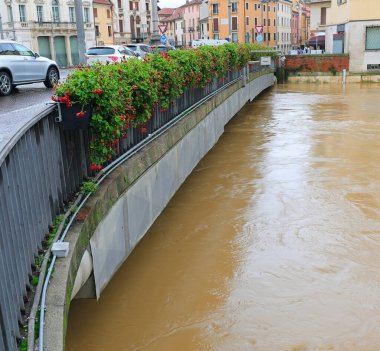 Bacchiglione Nehri, İtalya 'nın kuzeyindeki Vicenza şehrindeki sel sırasında Ponte degli Angeli adı verilen köprünün altından taşma tehlikesiyle karşı karşıya.