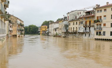 Şiddetli yağmurların yol açtığı sel felaketi sırasında Bacchiglione Nehri 'nin ve sel baskını tehlikesi altındaki evlerin çarpıcı manzarası