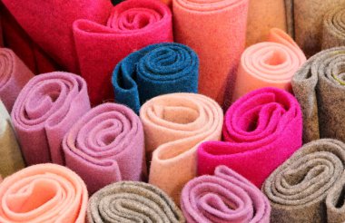 Keçe adı verilen pek çok kumaş rulosu bir el işi malzemeleri dükkanında satılıktır.