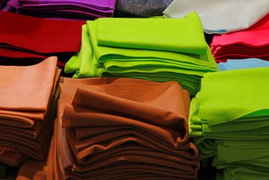 Hobileri, el sanatları ve ev yapımı malzemeleri satan bir mağazada satılık renkli kumaşlar ve tekstil çeşitleri