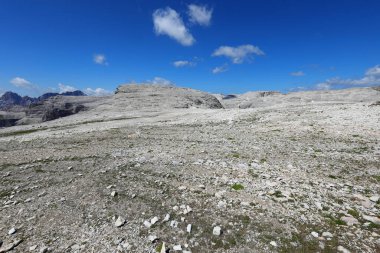 İtalyan Dolomitleri 'ndeki Sasso Pordoi Dağı' nın tepesinden neredeyse 3000 metre yükseklikte bitkisiz ay manzarası.