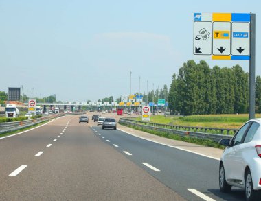 Otomatik veya kredi kartı ödemeleri için şeritleri olan Avrupa 'da geçiş ücretlerini ödemek için otoyol gişesi