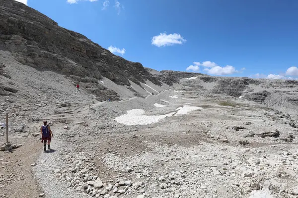 Yaz boyunca kuzey İtalya 'daki Avrupa Alpleri' ndeki Dolomite Dağları 'ndaki küstah Pordoi Dağları' nın kayalık patikasında yürüyen yürüyüşçü.