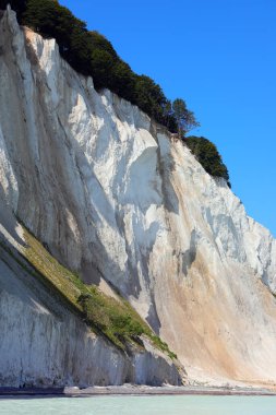 Danimarka 'nın güneyindeki Mons Klint' in bulunduğu yerde denizin üzerinde yükselen beyaz uçurum.