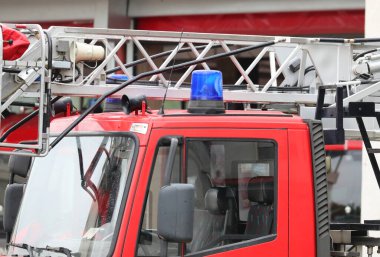 Detaylı mavi siren ve itfaiye arabasının merdiveni.