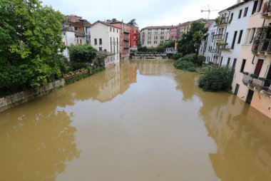 Seller sırasında İtalya 'nın kuzeyindeki Vicenza kentindeki Retrone nehrinin dramatik manzarası, şiddetli yağmurlar nedeniyle evlerin taşma riski altında olması.