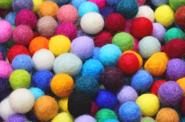Moda aksesuarları yapmak ve hobiler üretmek için kullanılan renkli yün toplarının arka planı
