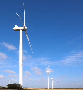Çevreyi korumak için sıfır emisyon yenilenebilir enerji üretmek amacıyla rüzgarlı ovalara yüklü büyük rüzgar türbinleri