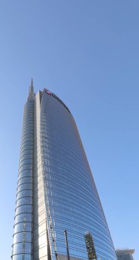 Milan, MI, İtalya - 2 Kasım 2024: Unicredit Bank 'ın merkezi olarak hizmet veren modern gökdelen