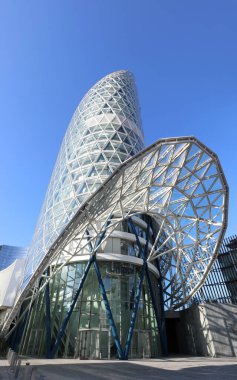 Milan, MI, İtalya - 2 Kasım 2024: Camdan pencereleri ve metal çerçeveli UNIPOL sigorta şirketinin merkezi olan ultra modern gökdelenin ana girişi