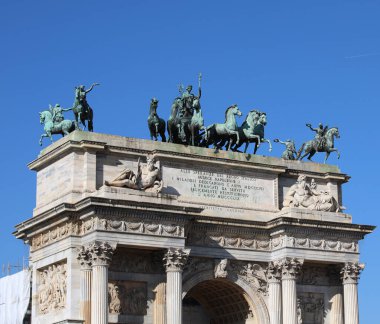 Milan, MI, İtalya - 2 Kasım 2024: Ceoklasik Simplon Kapısı, aynı zamanda ARCO DELLA Barış Kemeri olarak da adlandırılır.