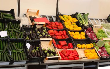 Etrafta hiç insan yokken pazarda satılık sebze ve meyve sandıkları.