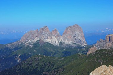 Yaz boyunca kuzey İtalya 'daki Sasso Lungo dağ grubunun yer aldığı Avrupa Alplerindeki dolomit dağlarının nefes kesici panoramik manzarası