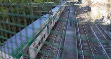 Trenin yukarıdan görüntüsü raylarda ve güvenlik ağında çalışıyor.