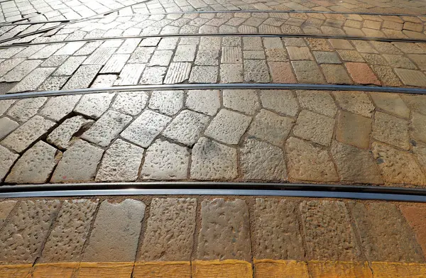 Şehir meydanında mermer bloklu tramvay rayları seyahat ve şehir ulaşımı konsepti olarak kullanılıyor.