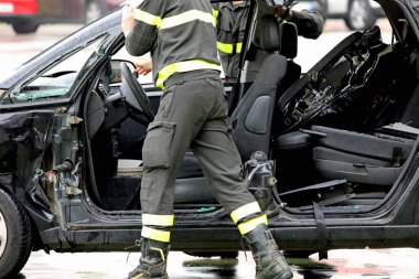 Araba tamamen hurdaya döndü. İtfaiyeciler tarafından parçalanan kapılar kazadan sonra serbest bırakıldı.