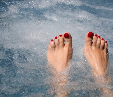 Terapi seansı sırasında jakuzinin içinde kızın 60 santimlik kısmı kırmızı ojeyle süslenmiş.