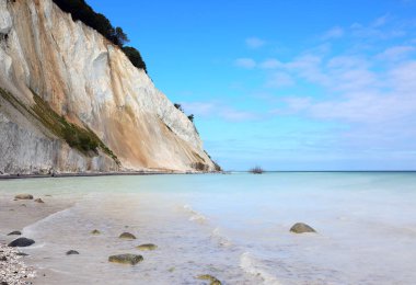 Beyaz kayalıklar ve Güney Danimarka 'daki efsanevi deniz yazın Monts Klint' te.