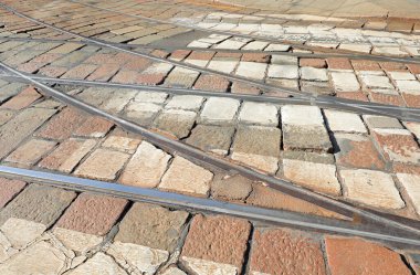 Şehir meydanındaki mermer blokları seyahat konsepti olarak kullanan tramvay rayları
