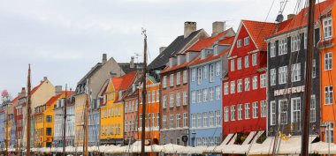 Kopenhag, Kopenhag, Danimarka - 22 Ağustos 2024: NYHAVN adlı kanalda renkli evler, pek çok bar ve restoranı olan New Harbour anlamına geliyor.