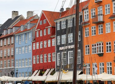 Kopenhag, Kopenhag, Danimarka - 22 Ağustos 2024: NYHAVN adlı kanalda renkli evler, pek çok bar ve restoranı olan New Harbour anlamına geliyor.
