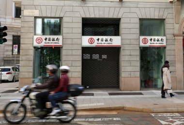 Milan, MI, İtalya - 2 Kasım 2024: İtalya 'nın bir kentindeki metal kapaklı Çin Bankası şubesi kapatıldı