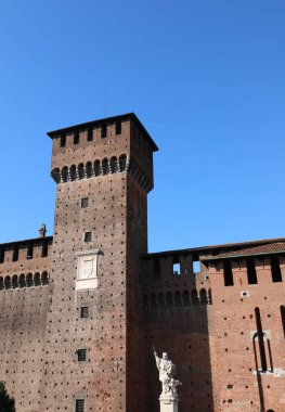 Milan, MI, İtalya - 2 Kasım 2024: Nepomuk 'lu Aziz John heykeli ile CASTELLO SFORZESCO Şatosu
