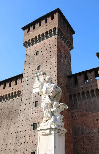 Milan, MI, İtalya - 2 Kasım 2024: CASTELLO SFORZESCO Şatosu ve İtalya 'nın San Giovanni Nepomuceno adlı Nepomuk' lu Aziz John Heykeli