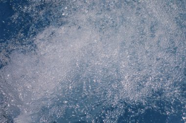 Bir kaplıcadaki jakuzi banyosunun suyundaki bir çok hava kabarcığının arka planı