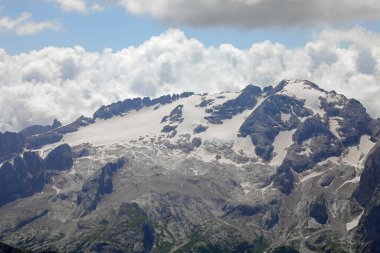 Kuzey İtalya 'daki İtalyan Alpleri' nin 3300 metresindeki Marmolada Buzulu 'nun panoramik görüntüsü