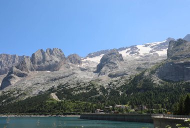 Kuzey İtalya 'daki buzullu Marmolada Dağı ve LAGO FEDAIA adı verilen yapay gölün suları.