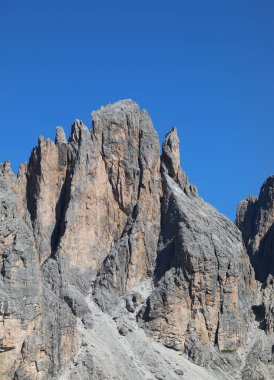 Taş kesilmiş ve yutulmuş devin efsanesini anımsatan CINQUE DITA adlı dağ ve İtalya 'da sadece parmakları dışarıda kalan el