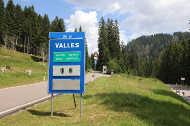 road sign with the text VALLES which is the name of a famous mountain pass or mountain pass in Northern Italy and indicates that it is open and passable clipart