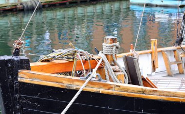 Gemiyi demirlemek için kullanılan ahşap geminin pruvasındaki ipler ve ipler.