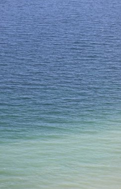 Tropikal seyahat kavramının arka planı olarak deniz mavisi ve gök mavisi gibi inanılmaz tonlara sahip basit bir arka plan.