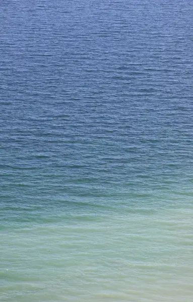 Tropikal seyahat kavramının arka planı olarak deniz mavisi ve gök mavisi gibi inanılmaz tonlara sahip basit bir arka plan.