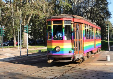 Gökkuşağının renkleri ve LGBT topluluğunun şehirde gezdiği raylarda yenilenmiş eski bir tramvay.