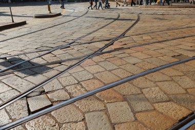 Büyük şehir meydanındaki toplu taşıma araçlarının bir çok tramvay rayları seyahat ve seyahat için ideal.