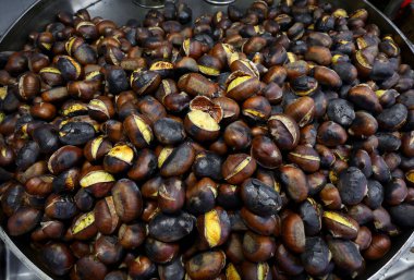 Sonbaharda bir sokak yemeği standında satılık kestane.