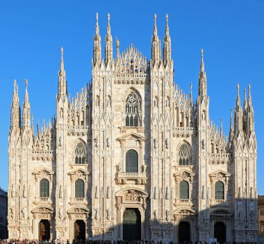 Milano Katedrali cephesi ayrıca DUOMO DI MILANO olarak da bilinir. İtalyanca 'da gotik tarzda mavi gökyüzü ile.