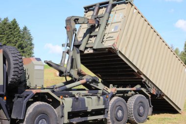 Eğitim sırasında sahaya yerleştirilen askeri konteynır.